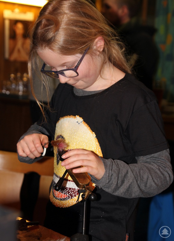 Die zehnjährige Mathilda war die jüngste Teilnehmerin, auch sie hofft auf einen Fangerfolg mit der selbstgebundenen Fliege.