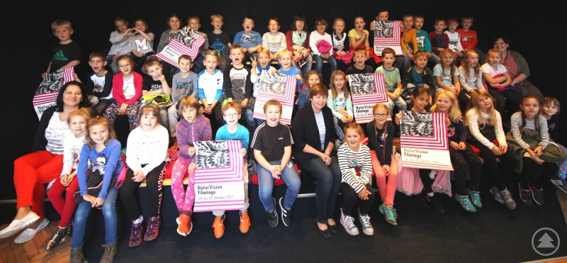 Schüler der Klassen 2a und 2b der Grundschule am Schloss Wolfstein Freyung mit ihren Lehrkräften und der Museumsleiterin im Museum Jagd Land Fluss in Freyung
