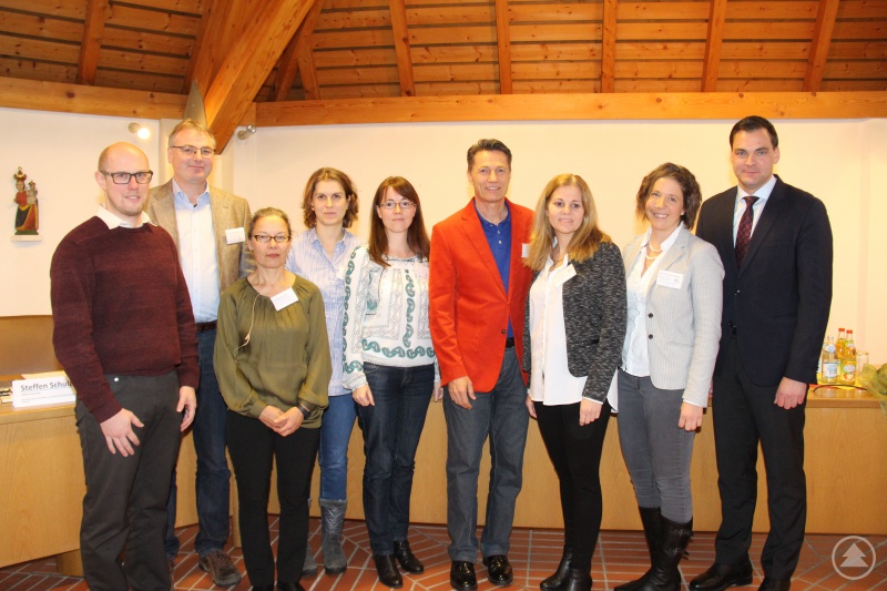 Was tun, wenn psychische Krisen und Brüche Eltern und Familien treffen, das war die Kernfrage beim Fachtag „Kinder psychisch kranker Eltern“ am Landratsamt Freyung-Grafenau. Die Veranstalter und Referenten freuten sich über den großen Zuspruch (von links): der Leiter des Amtes für Kinder und Familie, Thomas Seidl, Christian Schropp, Leitender Arzt des Sozialpädiatrischen Zentrums (SPZ) an der Kinderklinik Passau, Moderatorin Martina Kirchpfening, Nadja Rauter, Psychologin an der Kinderklinik, Kornelia Orlob, Psychotherapeutin am SPZ, die Organisatorinnen Katrin Schätzl, Elisabeth Hullard-Pulstinger und Landrat Sebastian Gruber.