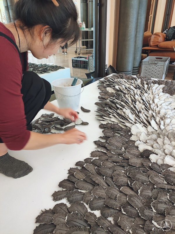 Die junge Keramikmeisterin Peipei GUO beim Aufbau ihres Meisterstücks in der nordfranzösischen Hauptstadt Beauvais.