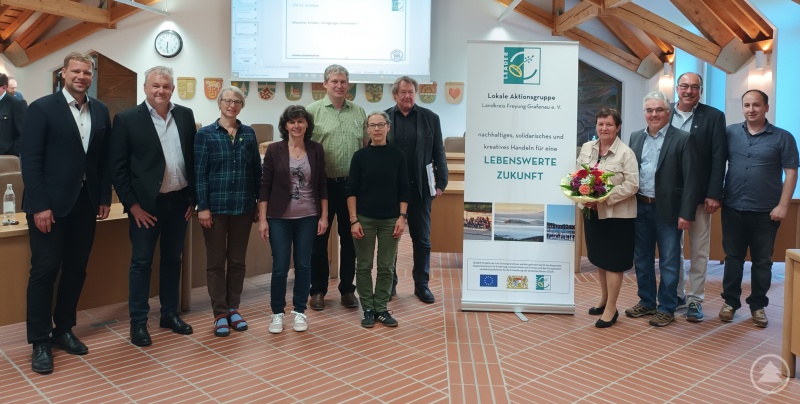 Die neu gewählten Akteure freuen sich auf die künftigen Aufgaben und Herausforderungen. Von links: Bürgermeister Dr. Olaf Heinrich (Steuerkreis), Rudi Mautner (2. Vorsitzender), Antje Laux (Steuerkreis), Maria Kubitscheck (Steuerkreis), Wolfgang Aulinger (Steuerkreis), Martina Kirchpfening (Steuerkreis), Dr. Klaus Bauer (scheidendes Steuerkreismitglied), Renate Cerny (1. Vorsitzende), Dr. Eberhard Pex (LEADER-Koordinator Niederbayern), Franz Brunner (stellvertretender Landrat) und Tobias Niedermeier (LAG-Geschäftsführer). Es fehlen: Bürgermeister Ernst Kandlbinder (Schatzmeister), Dr. Ursula Diepolder, Andreas Köck und Martin Wagner (alle drei Steuerkreis).