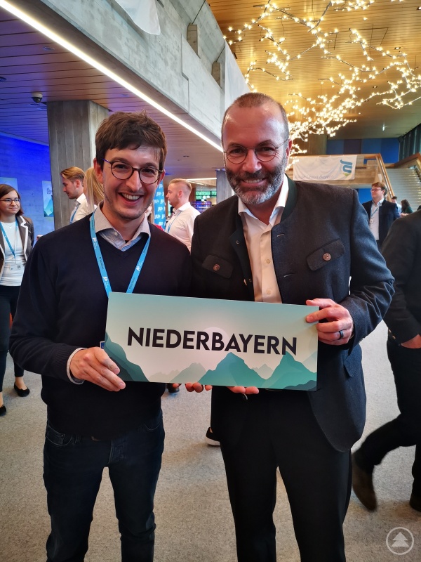 Carlo Schöpp, Landesdelegierter der JU Freyung-Grafenau, im Austausch mit EVP-Fraktions- und Parteivorsitzenden Manfred Weber, MdEP.