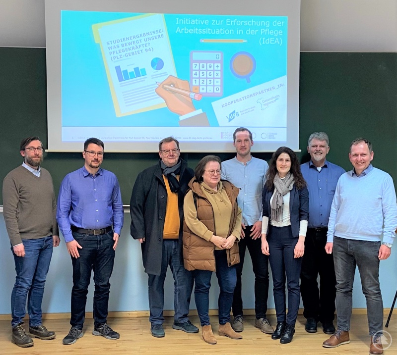 Der Arbeitskreis Pflege der GesundheitsregionPlus wurde über die Ergebnisse der Pflegebefragung informiert (v. l.): Christian Fiebig (Landratsamt Freyung-Grafenau), Domenic Sommer (Technologie Campus Grafenau), Josef Bauer (Kreis-Caritasverband Freyung-Grafenau), Angelika Schwarz (Rosenium GmbH), René Kurtz (GesundheitsregionPlus), Dr. Carolin Müller (Gesundheitsamt Landkreis Regen), Volker Gießübl (Pflegeakademie Grafenau) und Rainer Stocker (Kliniken Am Goldenen Steig).