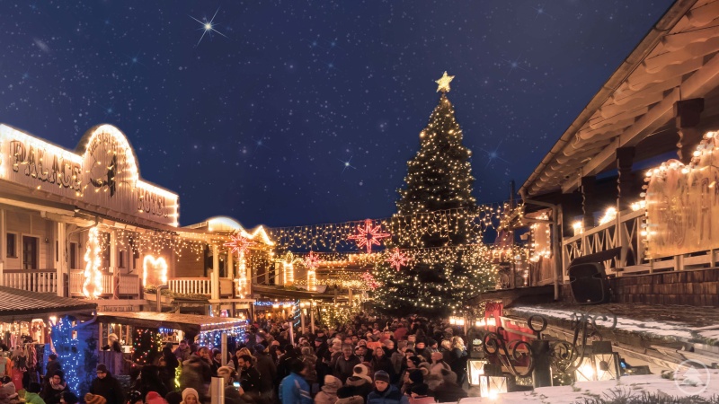 Einzigartiges Flair: tausende funkelnder Lichter lassen die Westernstadt zum Deutsch-Amerikanischen Weihnachtsmarkt funkeln und glänzen.