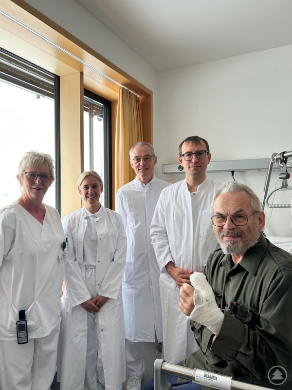 Ludwig Spindler mit dem replantierten Daumen, (v.l.) Stationsleitung Sr. Monika, PA Steffi Kurz, Chefarzt Dr. Johannes Gusinde und Handchirurg Dr. Johannes Michl