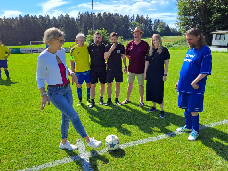 Die Caritasdirektorin Mag.a (FH) Andrea Anderlik, MSc, beim Anstoß mit dem Kapitän der Mannschaft aus Tschechien: „Auf das Miteinander kommt es an“. Mit dabei Caritas-Rotbach-Kapitän Christoph Osterer, Turnierleiter Josef Blöchl, die Schiedsrichter Robert Nusser und Josef Seidl sowie die Leiterin der Caritas-Einrichtung Rotbach, Corinna Holzinger.