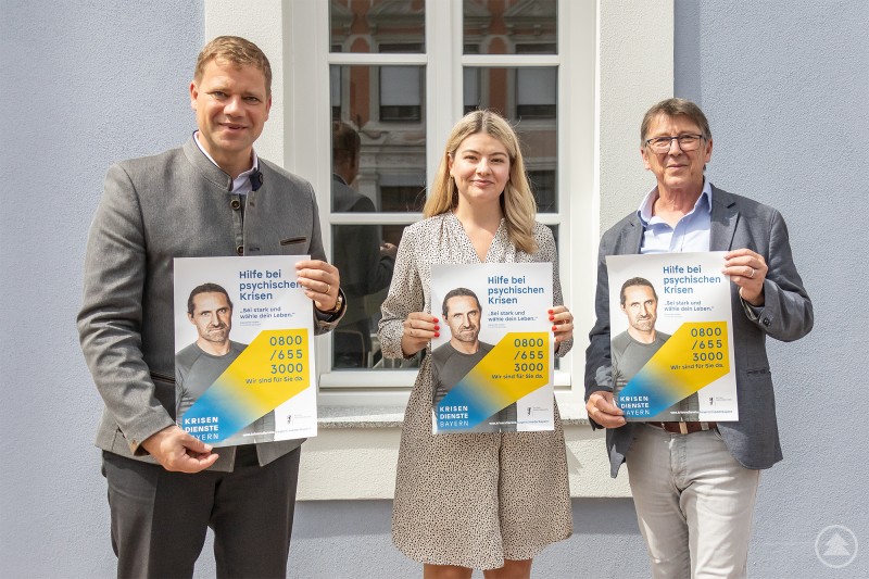 Bezirkstagspräsident Dr. Olaf Heinrich (l.) besuchte die Krisendienst Niederbayern gGmbH in den neuen Büros und sprach mit Tanja Nesterenko, fachliche Leitung, und Jürgen Handschuch (r.), Geschäftsführer des Landshuter Netzwerks, Gesellschafter des Trägernetzwerks.