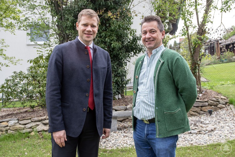 Bezirkstagspräsident Dr. Olaf Heinrich (l.) gratulierte Roland Pongratz zum Kulturpreis 2024.