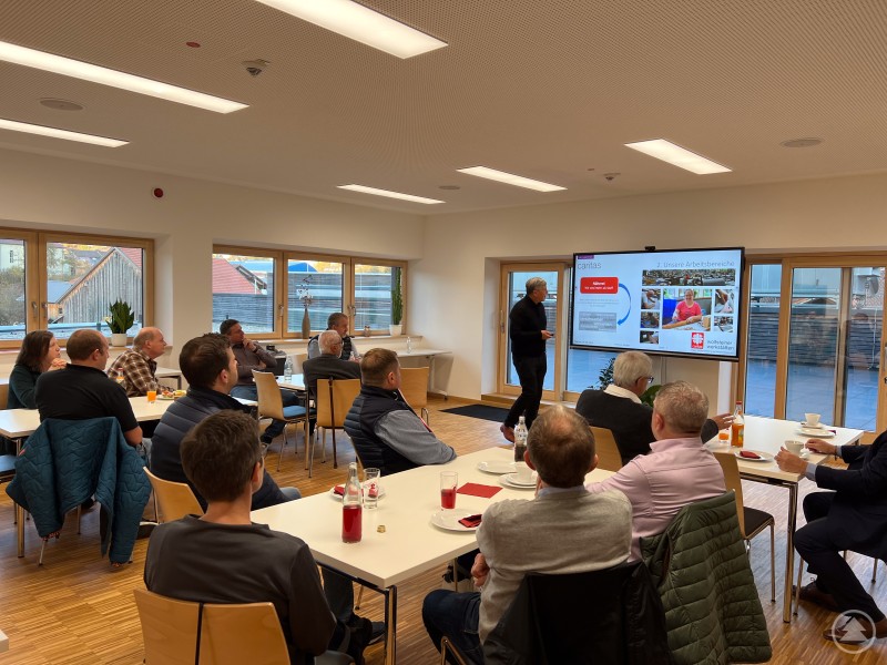 Der Werkstattleiter Helmut Weber informierte die interessierten Unternehmerinnen und Unternehmer auch aus betriebswirtschaftlicher Sicht. MU-FRG_Bild2_WW.jpg