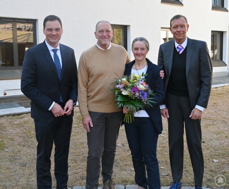 (v. li.) Landrat und Aufsichtsratsvorsitzender Sebastian Gruber, Chefarzt der Anästhesie ErnstJürgen Korritter, seine Frau Cornelia Korritter und Geschäftsführer Marcus Plaschke Foto Verabschiedung Korritter.jpg