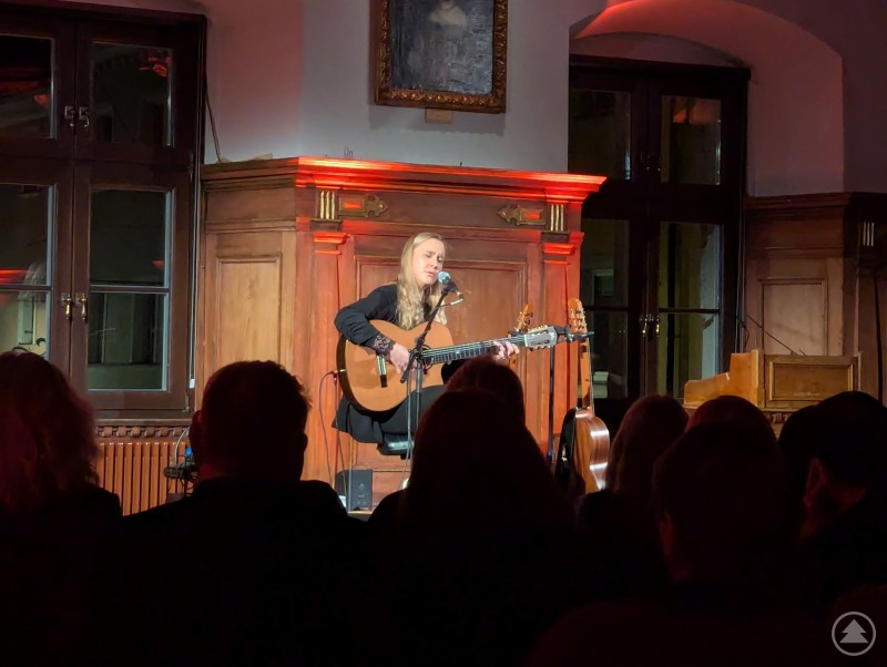 Julie Malia begeisterte bei ihrer ausverkauften Late Night Show im Alten Rathaus