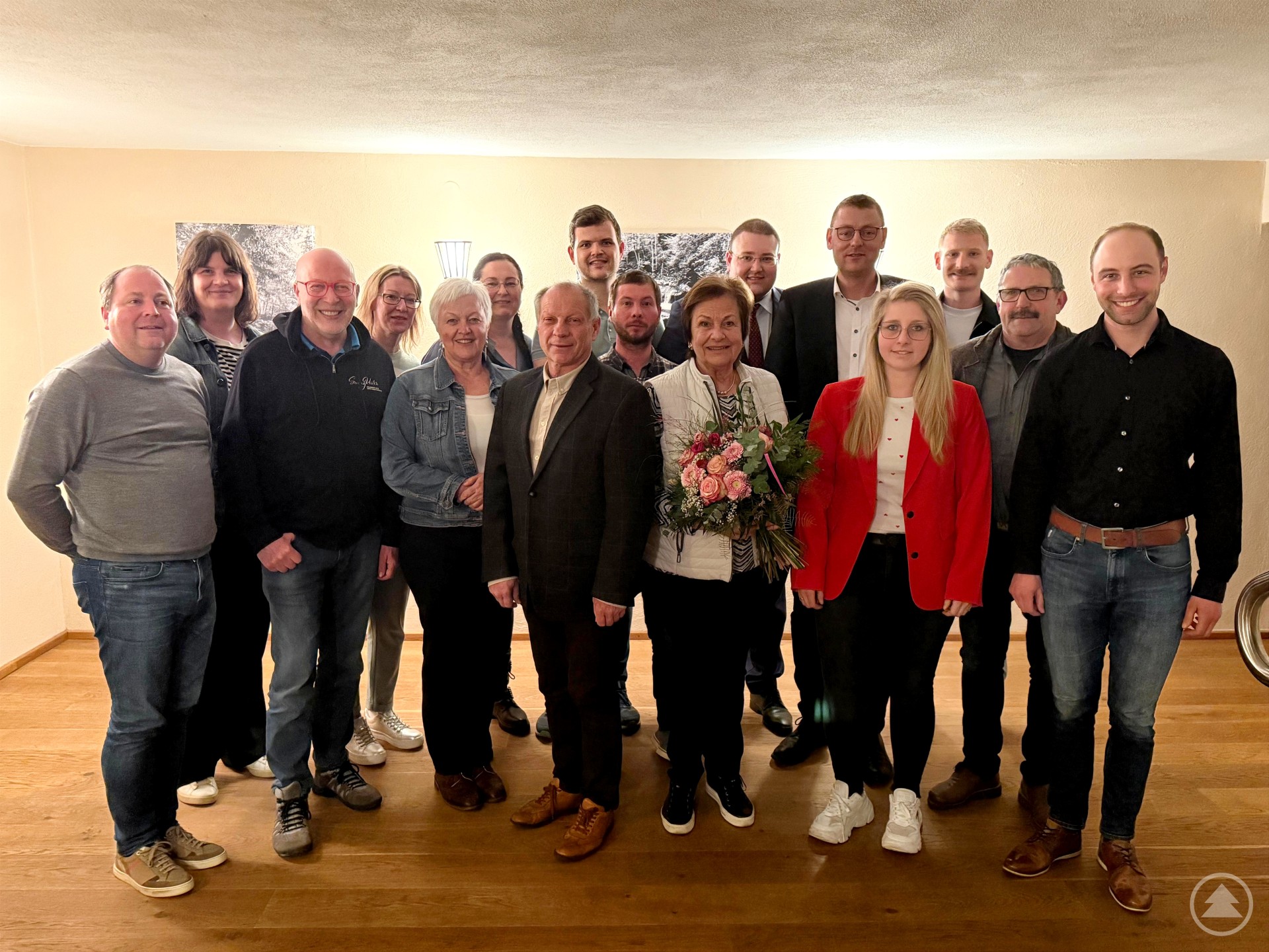 Vorstandschaft und Ehrengäste: (v. links n. rechts) 2. Vorsitzender Josef Demm jun., Barbara Daferner, Partnerschaftsbeauftragter a. D. Herbert Dachs-Machatschek, Daniela Nauthe, Maria Dachs, Sylvia Buluğ, Thomas Friedsam, Martin Höppler, Michael Friedsam, Ehrenmitglied Evi Hampe, 1. Vorsitzender Christoph Weishäupl, 3. Bürgermeister Christoph Endl, Sabrina Lucksch, Moritz Krenn, Vereinsbeauftragter Otto Christoph und Wahlleiter Dr.-Ing. Sebastian Weber.