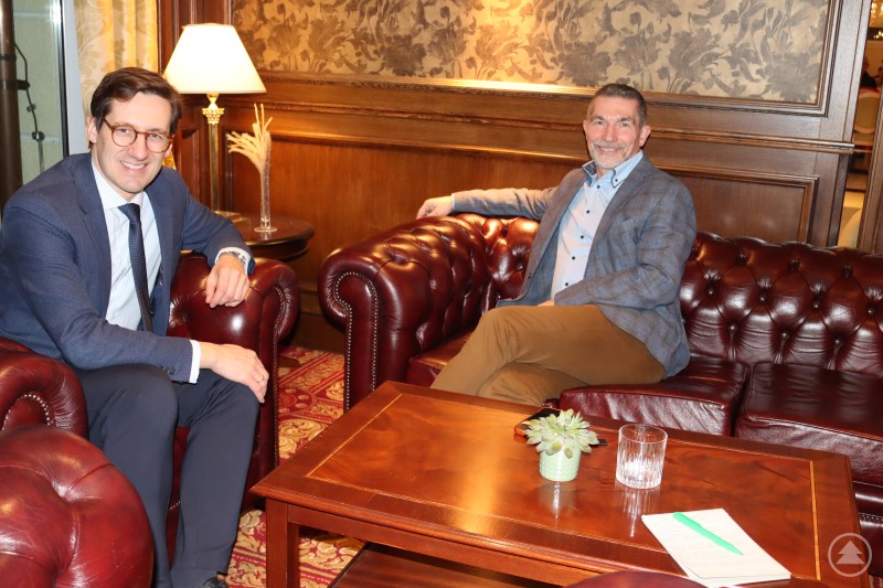 Landtagsabgeordneter Dr. Stefan Ebner (li.) im Gespräch mit Marc Riewe (re.), Chief Operating Officer der Fidelity-Gruppe, im Robenstein Aktivhotel & Spa. Dr. Stefan Ebner und Marc Riewe im Gespräch auf Ledersesseln in einer stilvollen Hotel-Lounge.