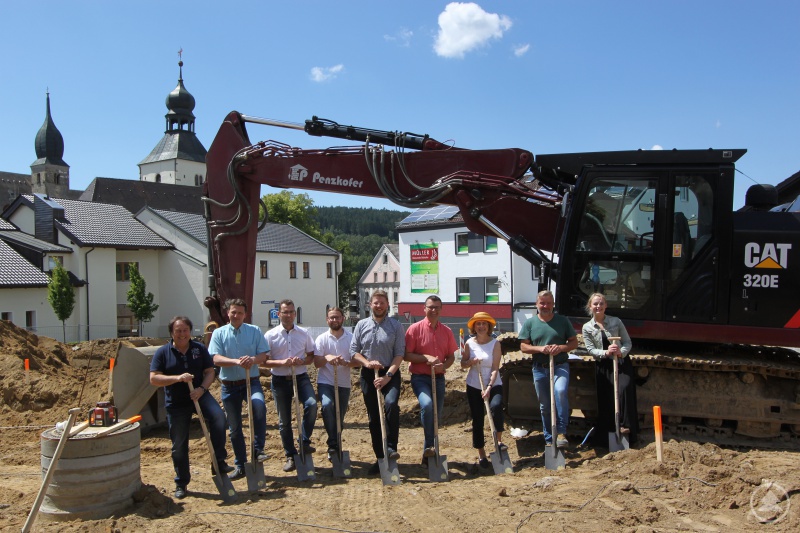 Bauunternehmer Alexander Penzkofer (4.v.r.) erfüllt das Grundstück in der Jakob-Ertl-Gasse in Regen mit Leben. "Ran an die Spaten" hieß es beim symbolischen Spatenstich für die neue Wohnanlage für Architekt Hans Köckeis (v.l.), Immobilienkaufmann Günther Kraus, Oberbauleiter Stefan Paternoster und Bauleiter Ulrich Paternoster von der Penzkofer Bau GmbH, Stadtbaumeister Jürgen Schreiner, Bürgermeisterin Ilse Oswald, Rohbau-Leiter Robert Röhrl von der Penzkofer Bau GmbH und Isabelle Kraus von Immobilien Kraus.