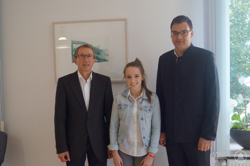 (v.l.) Ludwig Brunner mit Theresa Niedermeier (Beamtenanwärterin der 2. QE) und Landrat Sebastian Gruber