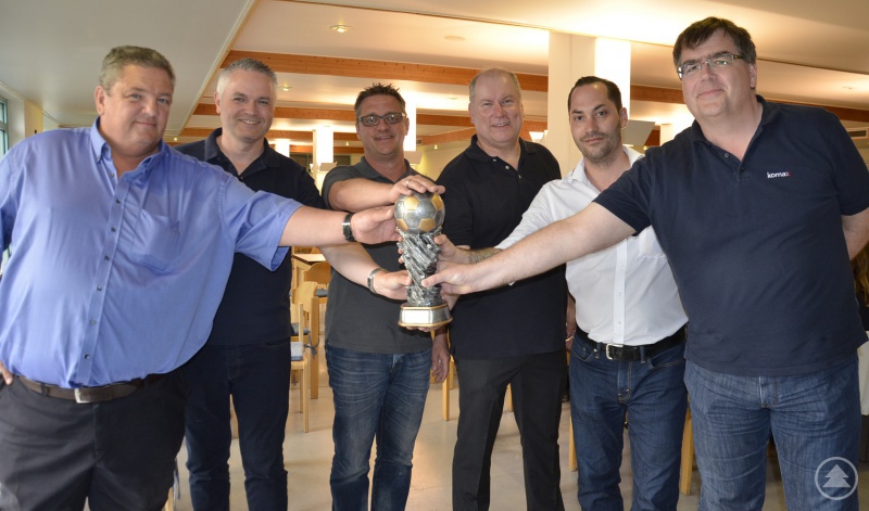 ... Grafenaus Bürgermeister Max Niedermeier, Komax-Geschäftsführer Günther Silberbauer, Martin Schwarz, Kaufmännischer Leiter bei SLE, Sedlbauer-Vorstand Max Halser, Christoph Cegla, Geschäftsführer der AVS Römer GmbH und Werner Frey, Technischer Leiter bei Komax.