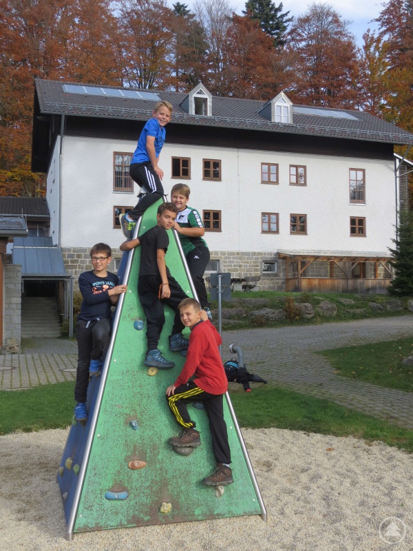 Die Buben treiben es auf die Spitze.