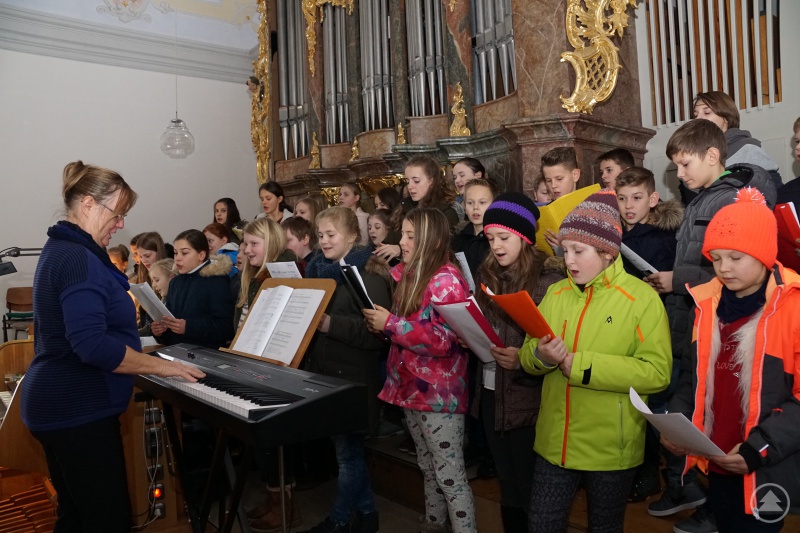 Der Unterstufenchor unter Leitung von Isabella Fisch