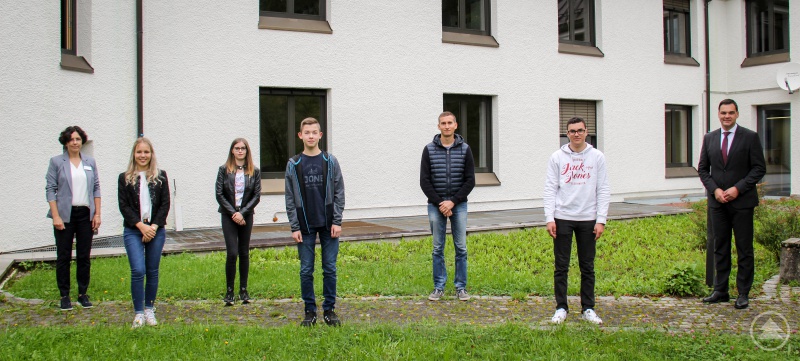 Landrat Sebastian Gruber (rechts) und Leiterin Hauptverwaltung Sibylle Müller (links) begrüßten die Auszubildenden (von links) Janine Schuh, Lena Eckmüller, Patrick Fuchs, Bernhard Exl und Florian Schönberger.