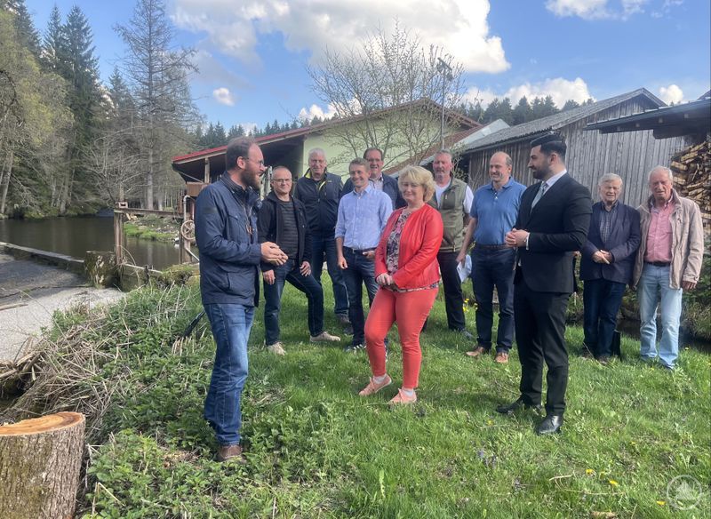 Am Beispiel des Wasserkraftwerks in der Kleblmühle schilderte Umweltingenieur Christoph Pfeffer (1.v.l.) den Bundestagabgeordneten Rita Hagl-Kehl und Muhanad Al-Halak (rechts neben ihm) die Funktionsweise und Bedeutung einer solchen Anlage. Im Hintergrund Kraftwerksbetreiber aus dem Bayerischen Wald und dem Rottal, die zu einer Gesprächsrunde mit den Parlamentariern der Regierungsfraktionen gekommen waren.