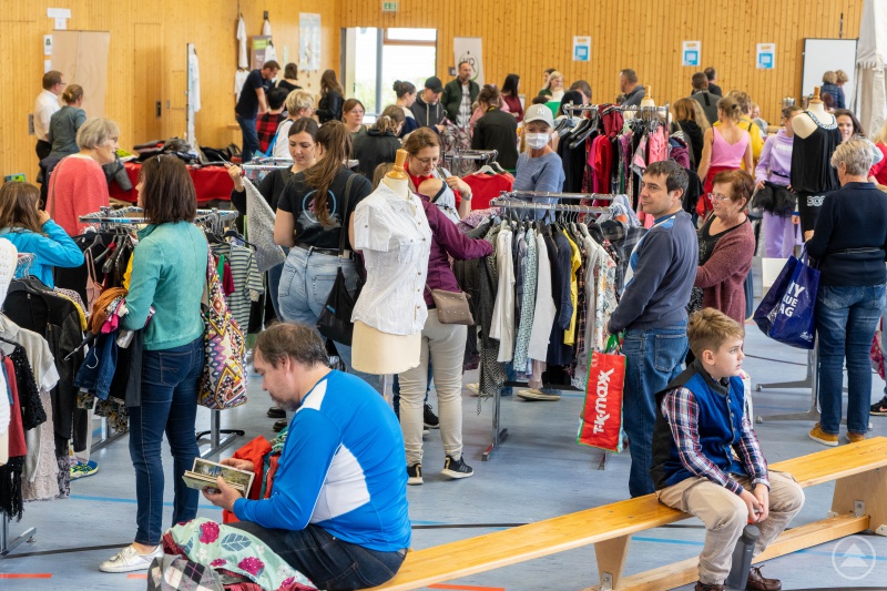 Knapp 400 Besucherinnen und Besucher waren mit dabei, als sich die Turnhalle in Hohenau zu einem kleinen Modehaus verwandelte und nutzten die Gelegenheit ihre alten, aussortierten Kleidungsstücke gegen Neue einzutauschen.