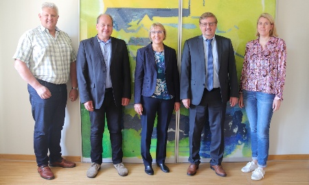 Die Verwaltung für Ländliche Entwicklung und die Regierung von Niederbayern, Bereich Ernährung und Landwirtschaft, tauschen sich aus