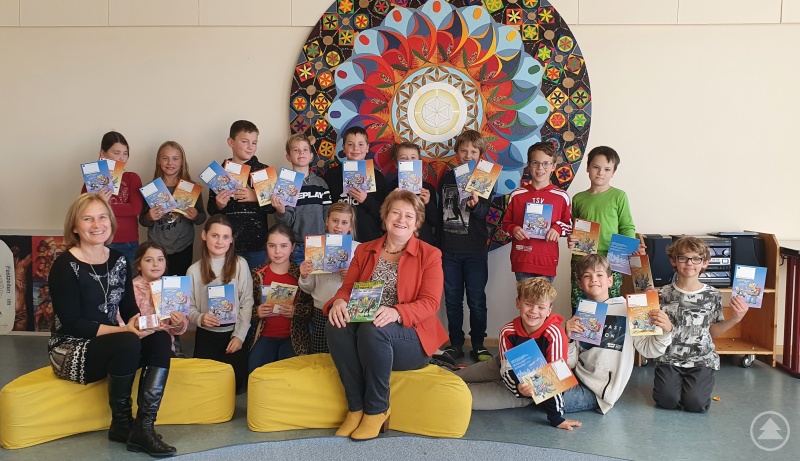 Als Gastgeschenk hatte Rita Hagl-Kehl (Mitte, SPD) für die 4. Klassen und Schulleiterin Roswitha Bumberger (links) unter anderem Quizhefte über den Deutschen Bundestag dabei.