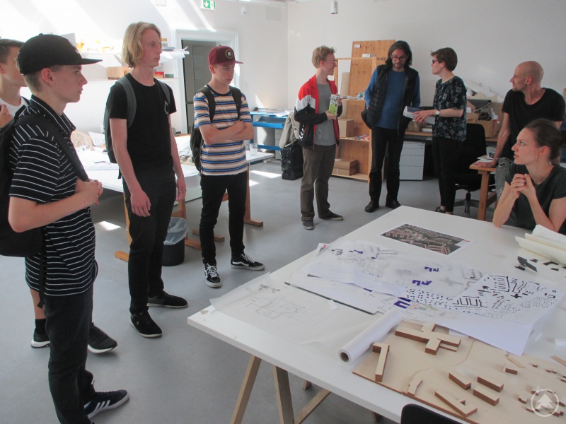 Die kunstaffinen Zehnt- und Elftklässler in den Ateliers der Kunstuniversität Linz im Gespräch mit Architekturstudenten.