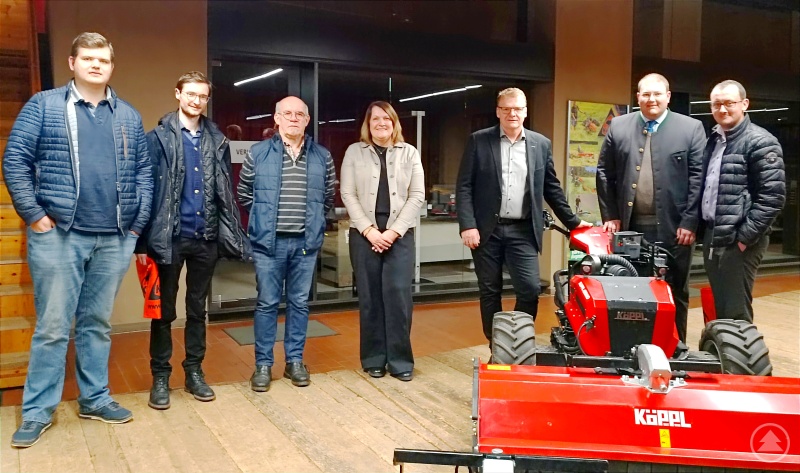 Besichtigten die Räumlichkeiten der Köppl GmbH in Entschenreuth: (v. links n. rechts) JU-Kreisgeschäftsführer Martin Höppler, Sebastian Graup, JWU-Kreisrat Wilhelm Sitter, Prokura Birgit Wolf, Geschäftsführer Karl Köppl jun., JU-Kreisvorsitzender Christoph Weishäupl und Ludwig König.