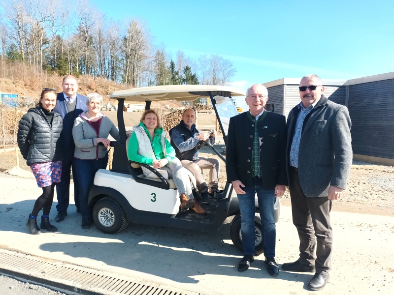 Testete die Geländegängigkeit von Golf-Carts auf dem Gelände der Landesgartenschau: (v. links n. rechts) Bettina Borgetto (Projektierung temporäre Maßnahmen) und der Seniorenpolitische Arbeitskreis des Freyunger Stadtrates um Christoph Weishäupl, Johanna Kössl, Margit Petzi, Josef Geis, Paul Brunner und Otto Christoph.