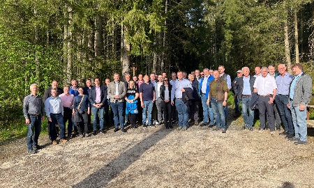 Mittelstandsunion und Wirtschaftsjunioren Freyung-Grafenau erkunden nachhaltige Energieerzeugung bei der Elektrizitäts-Versorgungs-Genossenschaft Perlesreut eG am Standort des E-Werk Loizersdorf