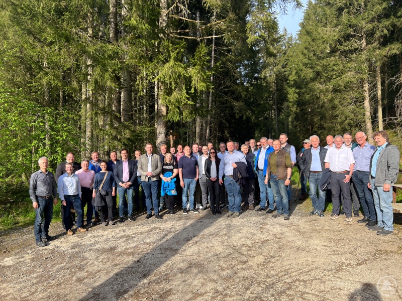 Mittelstandsunion mit den Wirtschaftsjunioren Freyung-Grafenau besichtigen Kraftwerk der EVG Perlesreut in Loizersdorf (Fürsteneck) mit MdB Thomas Erndl (10.v.L.) und CSU-Landtags-Direktkandidat Dr. Stefan Ebner (8.v.L.)