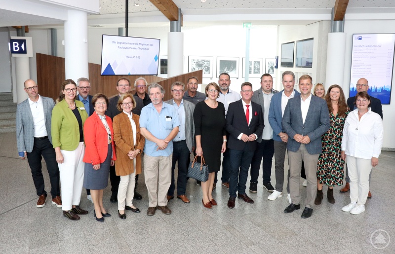 Trafen sich in Passau zum Austausch über touristische Themen: Die Mitglieder des IHK-Fachausschusses mit dem Vorsitzenden Kai Tiemer (8. von rechts), Dr. Olaf Heinrich als 1. Bürgermeister von Freyung (5. von rechts), IHK-Hauptgeschäftsführer Alexander Schreiner (6. von rechts) und der stellvertretende Hauptgeschäftsführer Klaus Jaschke (links)