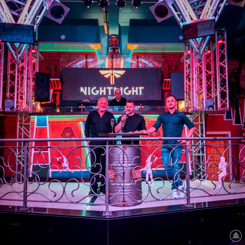 Die neuen Inhaber des Nigthlight bei der Eröffnung
