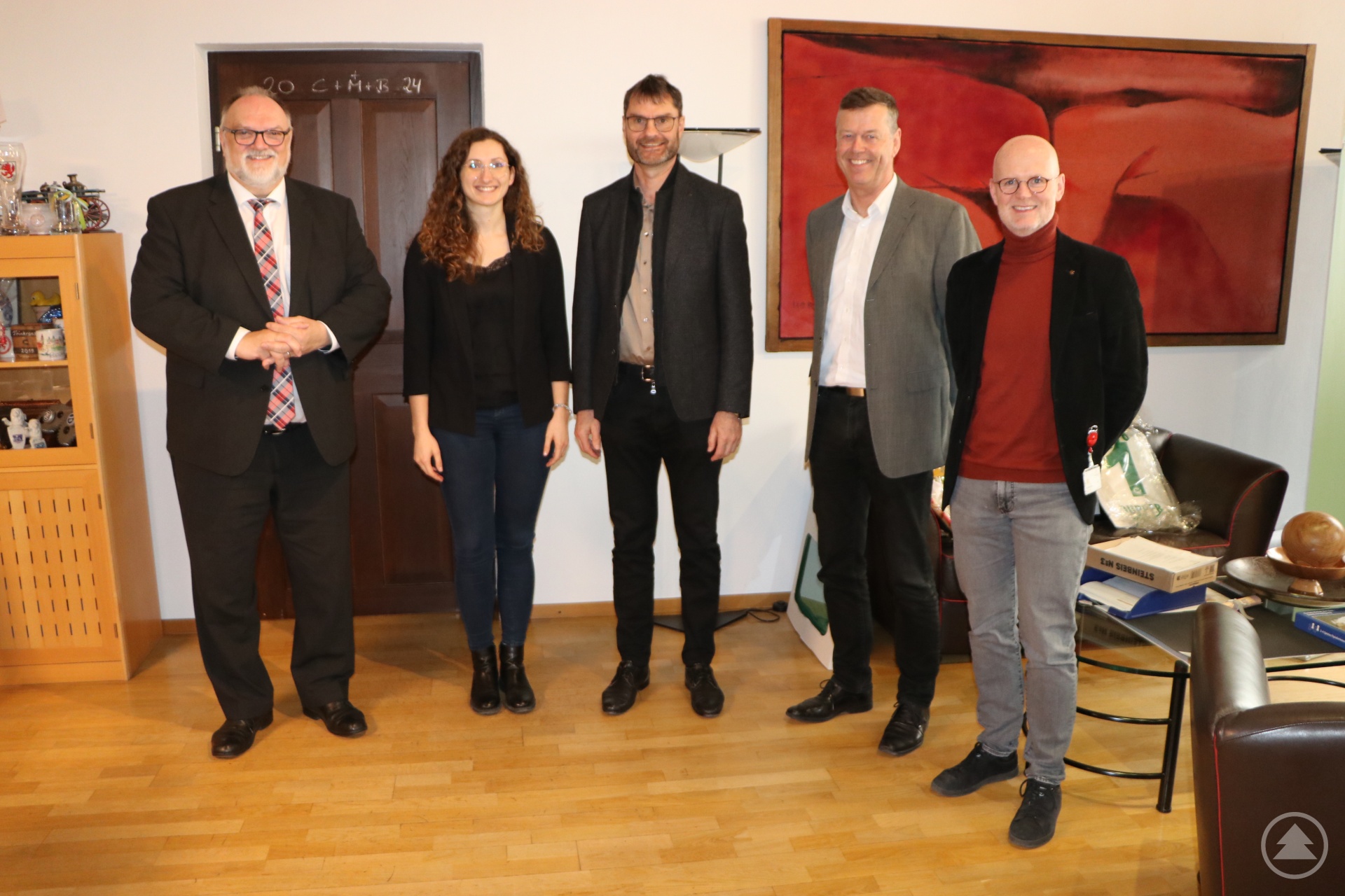 Oberbürgermeister Jürgen Dupper (von links) lud Theresa Mocker (Abteilungsleiterin des Wasserwirtschaftsamtes für den Bereich der Stadt Passau), den zukünftigen Behördenleiter des staatlichen Wasserwirtschaftsamtes Deggendorf, Siegfried Ratzinger, den aktuellen Behördenleiter, Michael Kühberger und Wolfgang Seiderer (Baureferent der Stadt Passau) zu einem Besuch in sein Amtszimmer ein.