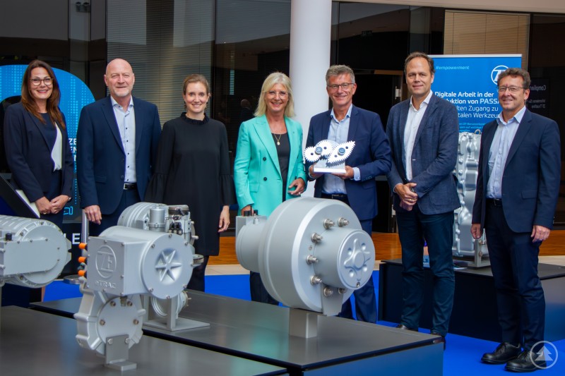Zur Erinnerung an ihren Besuch bei ZF in Passau erhielt die Bayerische Staatsministerin Ulrike Scharf (Bildmitte) von Andreas Moser (3.v.r.), Leiter des Unternehmensbereichs Industrietechnik und des Standorts Passau, ein handgefertigtes Geschenk aus der ZF-Ausbildungswerkstatt. Beim Besuch dabei waren auch, von links: Claudia Jehle, Leiterin Finanzen, Markus Streibl, Leiter Personal, Personalvorstand der ZF Friedrichshafen AG, Dr. Lea Corzilius, Dr. Arnd Hermann, Leiter Personal ZF in Deutschland sowie Bernd Kohl, Leiter Produktion.