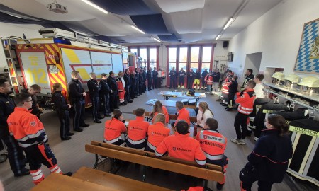 Führungskräfte üben gemeinsame Großschadenslagen – In einem erfolgreichen Planspiel wurden Zugkollision und Brand in einem Erlebnisbad simuliert