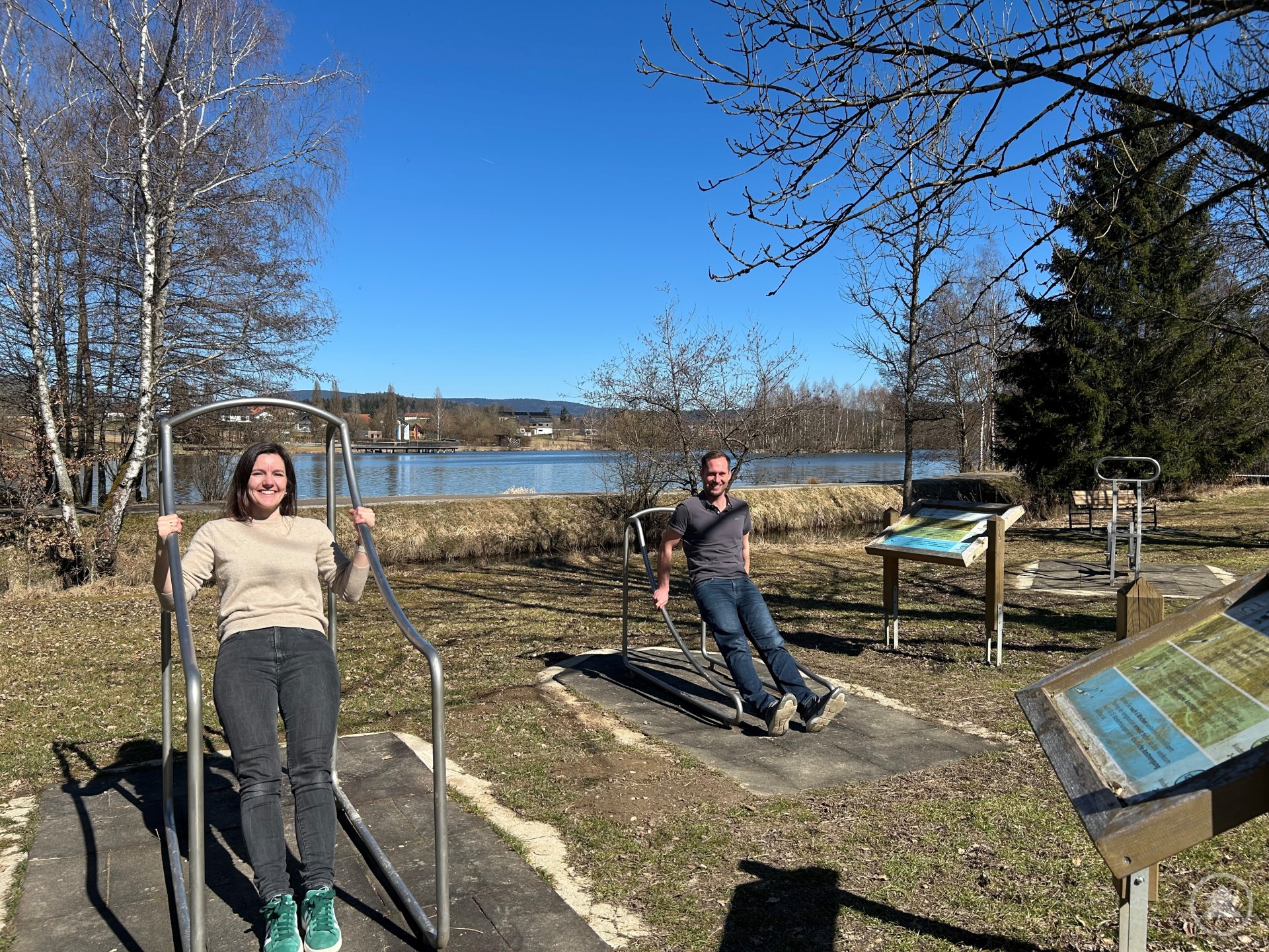 Mitorganisatorin Verena Holzbauer (links), Umweltbeauftragte des Bistums Passau, und René Kurtz, Geschäftsstellenleiter der Gesundheitsregion Plus Freyung-Grafenau, hoffen auf zahlreiche Teilnehmende, die etwas für ihre Beweglichkeit tun wollen, etwa im Bewegungsparcours in Erlauzwiesel.