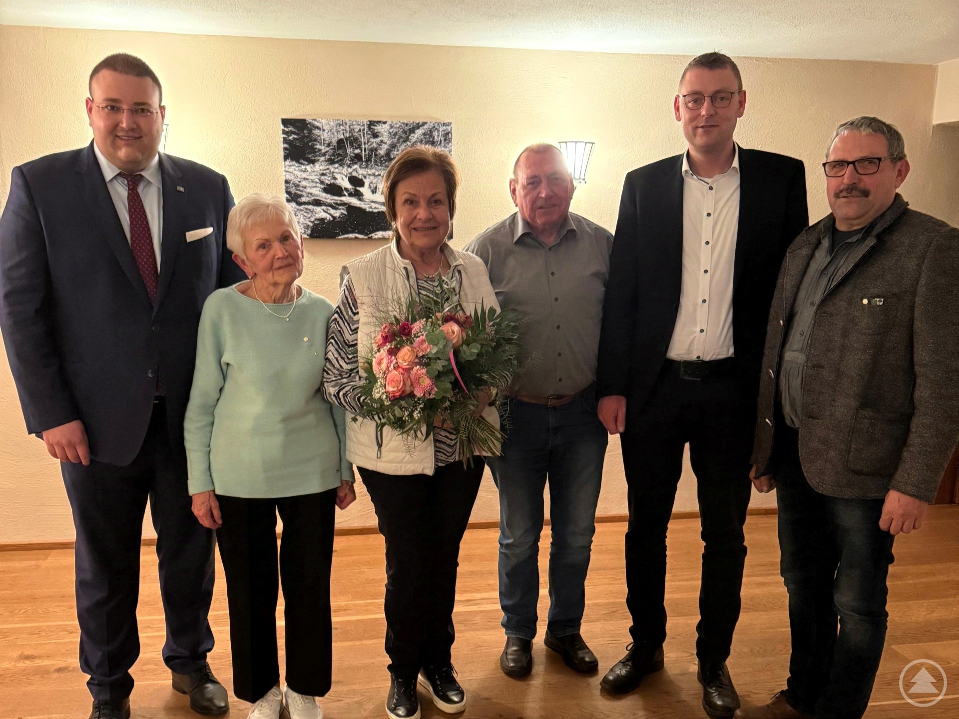 Ehrung von Jubilaren: (v. links n. rechts) 1. Vorsitzender Christoph Weishäupl, Hannelore Kirschner, Ehrenmitglied Ev
