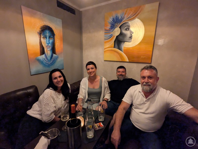 Künstlerin Julia Lehner (Mitte) genießt gemeinsam mit ihren Gästen den Abend vor ihren Gemälden Kunstausstellung in der LuitpoldBar Deggendorf mit Julia Lehner und Gästen