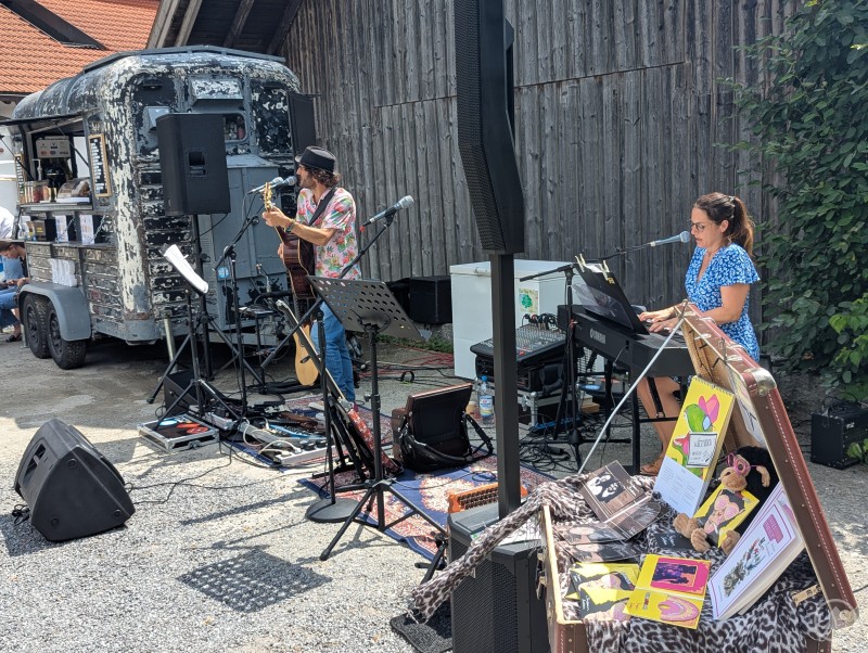 Band Brimborium Bavaria beim Kunsthandwerkermarkt in Buchet