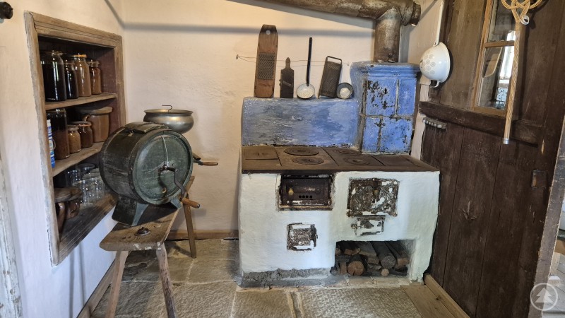 alte Herstelle, mit alten Küchenutensilien wie Buttermaschine, Hobel und auch eingemachte Lebensmittel