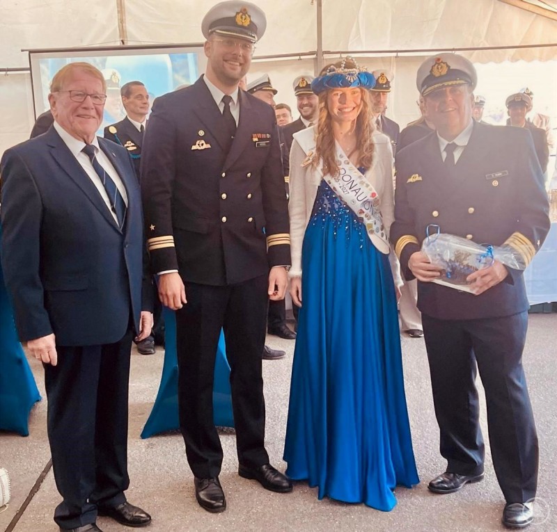 Zweiter Bürgermeister Günther Pammer (links) und Donaukönigin Rahel I vertreten die Stadt Deggendorf bei der Kommandoübergabe des Patenschiffs „Donau“ in Kiel. Korvettenkapitän Stefan Huber (rechts) übergibt das Kommando an Kapitänleutnant Carsten Wessel (2. von links). Vier Personen stehen nebeneinander in einem festlichen Rahmen: Zwei Marineoffiziere in Uniform, eine Frau in blauem Kleid und Krone mit Schärpe sowie ein Mann im dunklen Anzug. Sie lächeln in die Kamera, im Hintergrund sind weitere Uniformierte zu sehen.