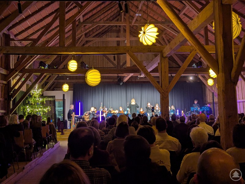 Konzertg&auml;ste und weihnachtlich geschm&uuml;ckter Stadl