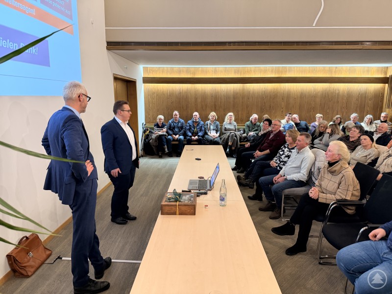 Im direkten Austausch: Notar Jörg Saumweber und Jonas Höcker beantworten Fragen aus dem Publikum. Nahaufnahme der Referenten vor den aufmerksamen Zuhörern am Ende des Vortrags, beide im Gespräch.