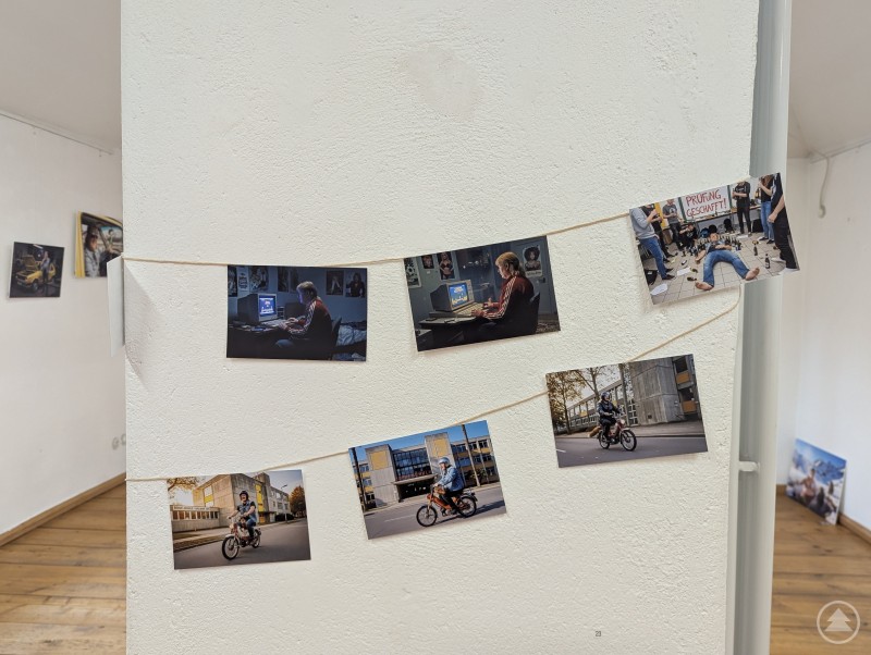 Wenn Realität und Künstliches verschmelzen: KI-Sonderausstellung schaffte mit einem fiktiven Alltagsleben Verbundheit, Nähe und humorvolle Irritationen. Fotos der Sonderausstellung über Künstliche Intelligenz im Spital Hengersberg