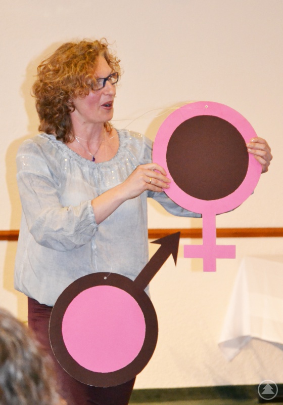 Kabarettistin Gerti Gehr beleuchtete bei ihrem kurzen Auftritt die Rollenverteilung von Mann und Frau kritisch, provokativ und ironisch.