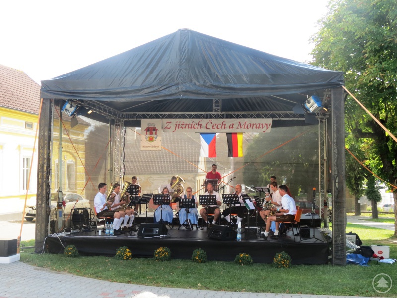 Die Stadtkapelle Freyung bei ihrem Auftritt in der tschechischen Stadt Chýnov.