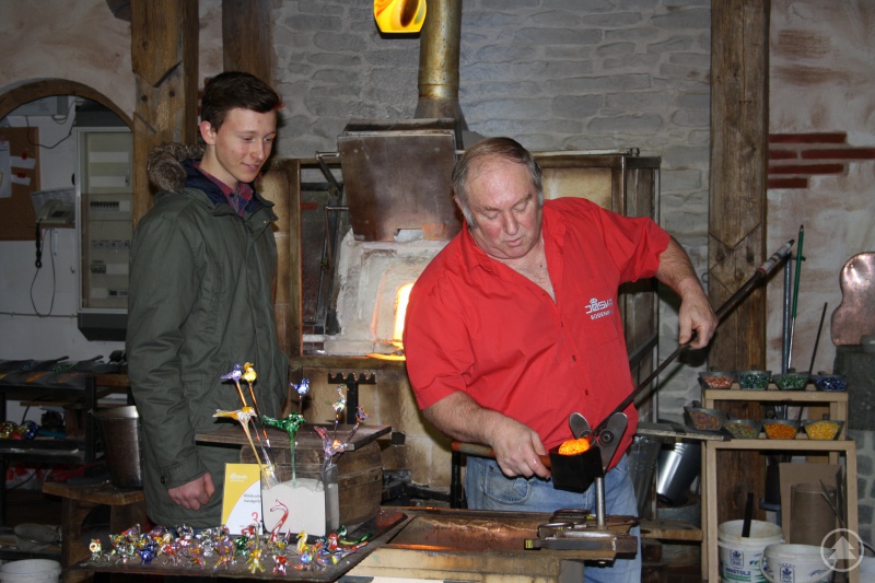 Im Joska Glasparadies griffen die angehenden Azubis aus dem Landkreis selbst zur Glasmacherpfeife oder schauten einem Auszubildenden beim Gravieren edler Pokale über die Schulter. Foto(s): Lang