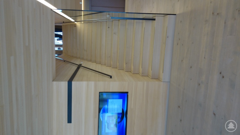 Der Besuch des Gebäudes der Wälderversicherung bestach durch die fast ausschließliche Verwendung des Holzes der Weißtanne, das vom Eingangsbereich bis unters Dach dominiert.